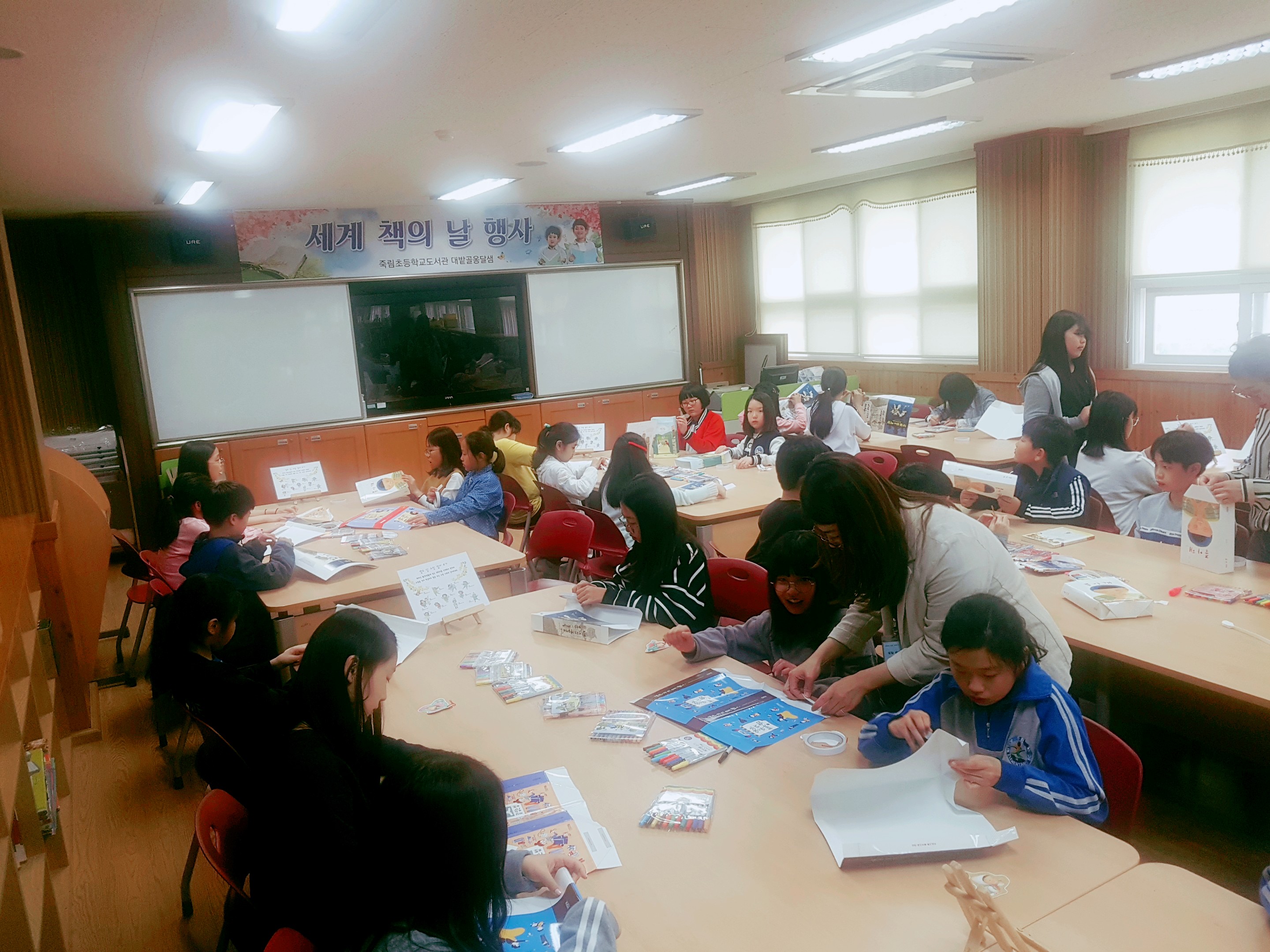 통영 죽림초, 세계책과 저작권의 날 독서행사(사진2).jpg